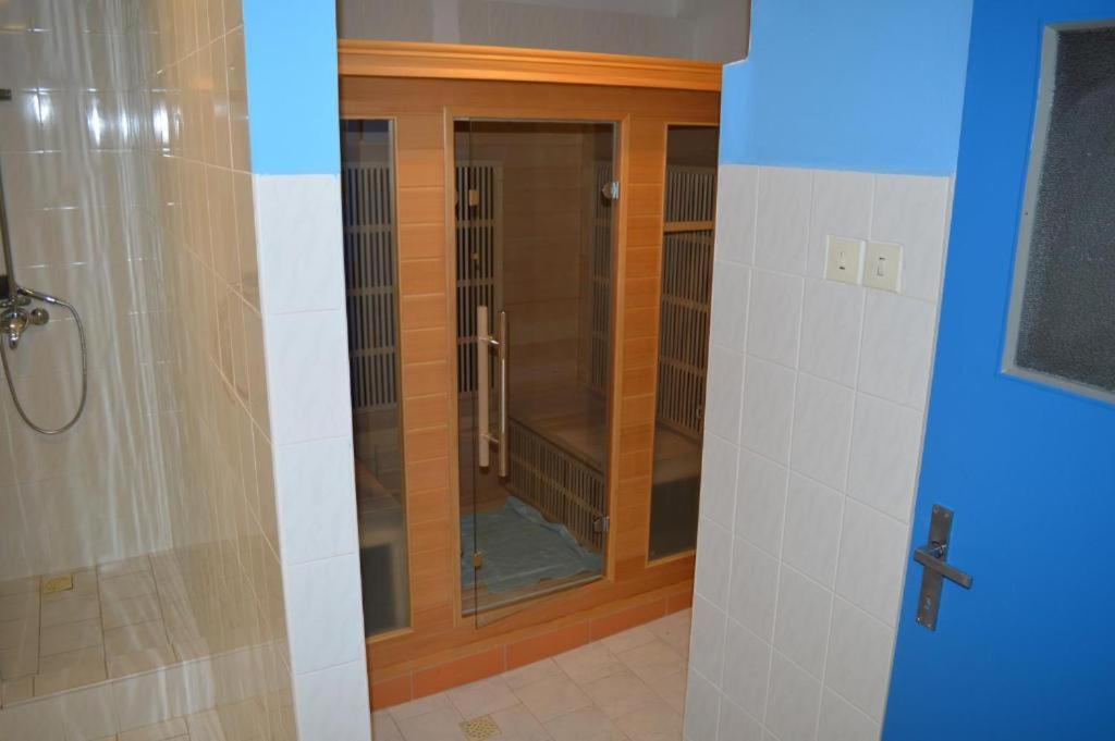Hotel Maredis Rero Korenov Ngoại thất bức ảnh